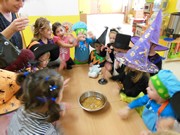 Halloweenský čarodějný den s karnevalem